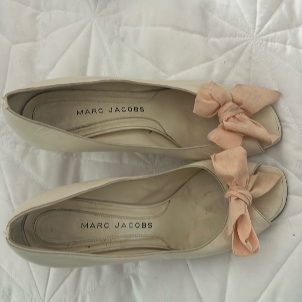 Marc Jacob’s Ladies peep toe classic heels 
Peach bow detail
